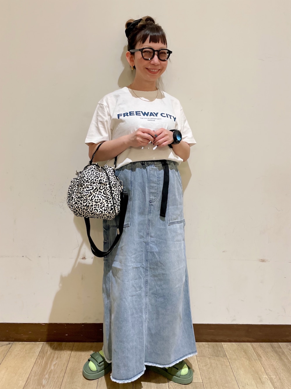 ホワイト系のTシャツ/カットソー、グリーン系のサンダル、ホワイト系のショルダーバッグを着用したレディースの夏コーディネートの1枚目の写真