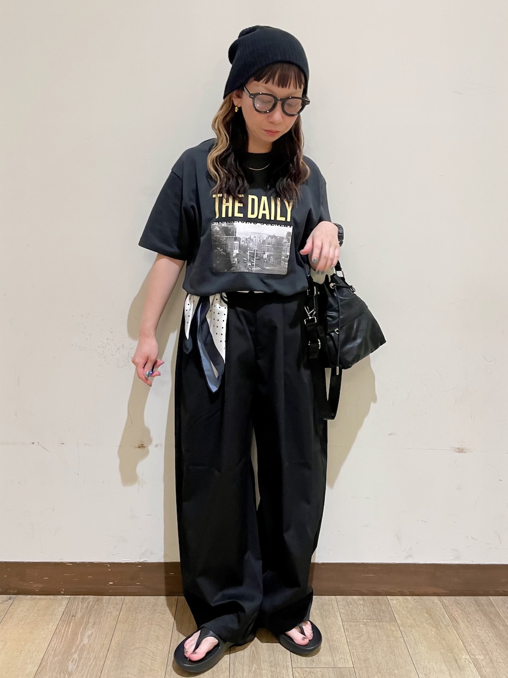 グレー系のTシャツ/カットソー、ブラック系のその他パンツ、ブラック系のショルダーバッグを着用したレディースの夏コーディネートの1枚目の写真