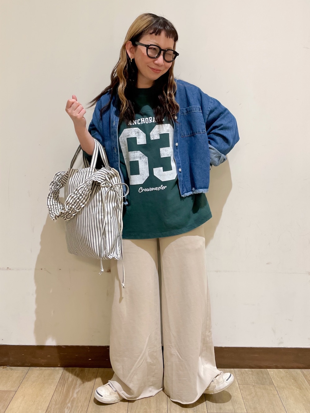 ブルー系のシャツ/ブラウス、グリーン系のTシャツ/カットソー、ベージュ系のその他パンツを着用したレディースの秋コーディネートの1枚目の写真