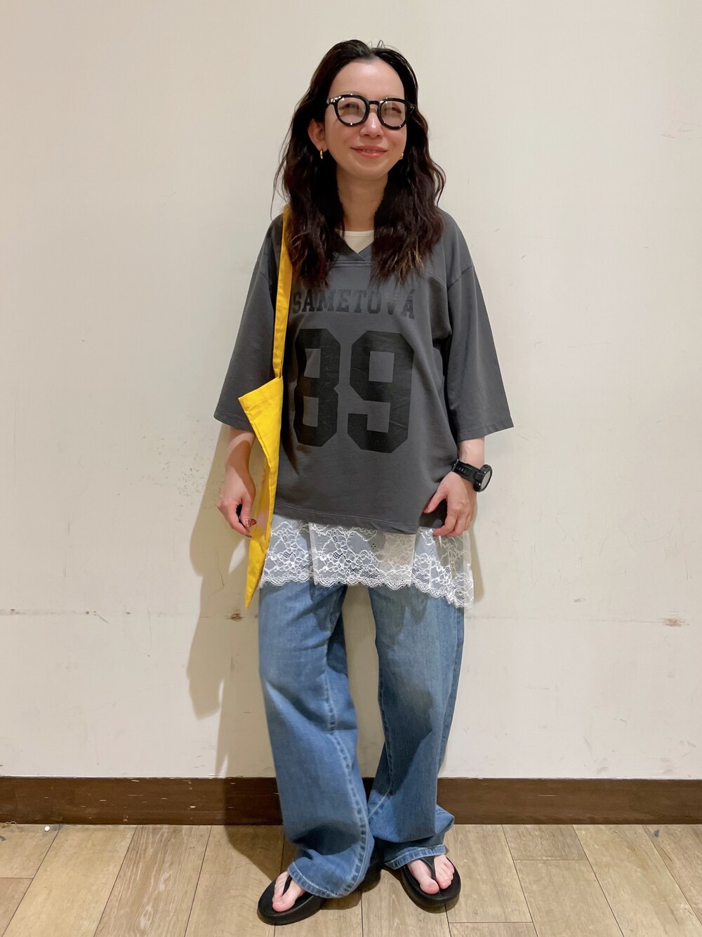 グレー系のTシャツ/カットソー、ホワイト系のTシャツ/カットソー、ブルー系のデニムパンツを着用したレディースの夏コーディネートの1枚目の写真