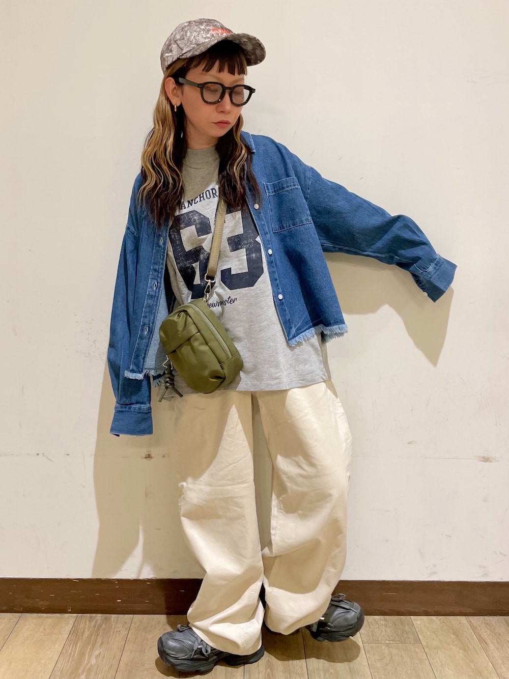 ブルー系のシャツ/ブラウス、グレー系のTシャツ/カットソー、ホワイト系のその他パンツを着用したレディースの秋コーディネートの1枚目の写真