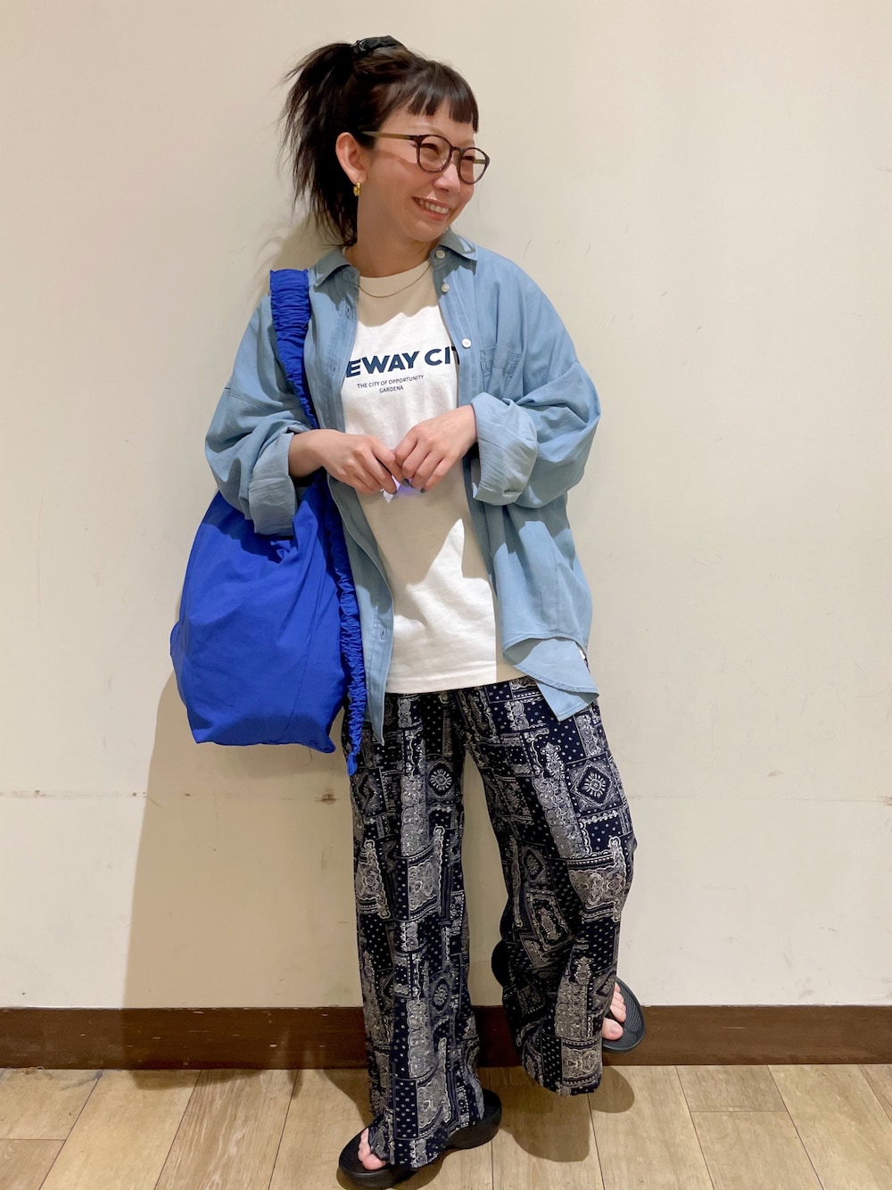 ブルー系のシャツ/ブラウス、ホワイト系のTシャツ/カットソー、ブルー系のその他パンツを着用したレディースの夏コーディネートの1枚目の写真