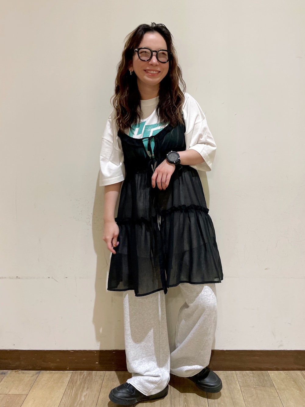ホワイト系のTシャツ/カットソー、ブラック系のベスト、グレー系のその他パンツを着用したレディースの夏コーディネートの1枚目の写真