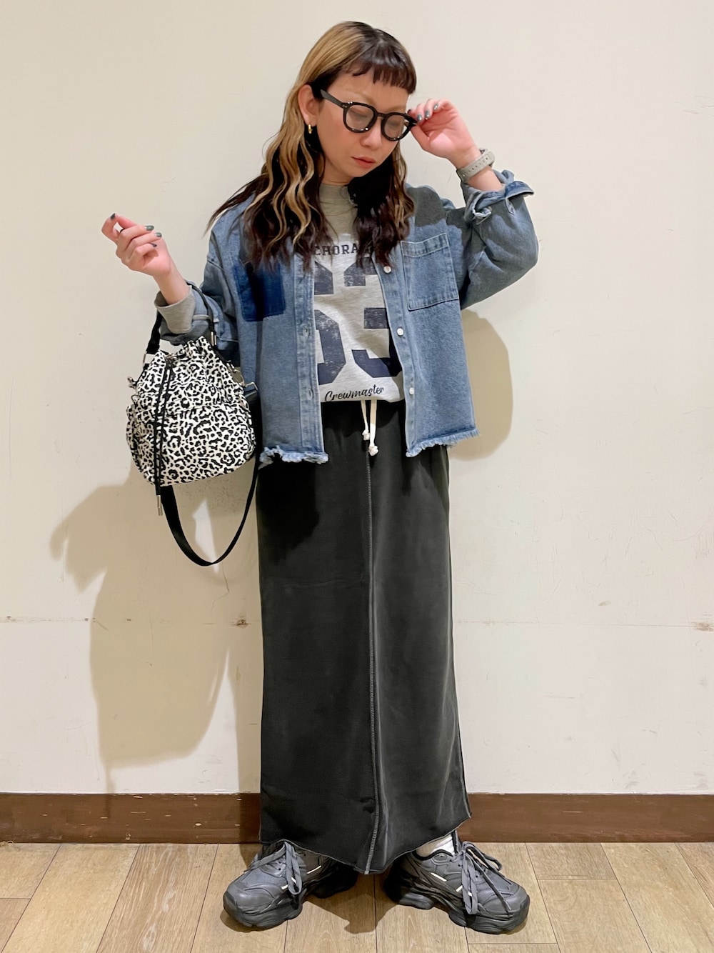 ブルー系のシャツ/ブラウス、グレー系のTシャツ/カットソー、グレー系のスカートを着用したレディースの秋コーディネートの1枚目の写真