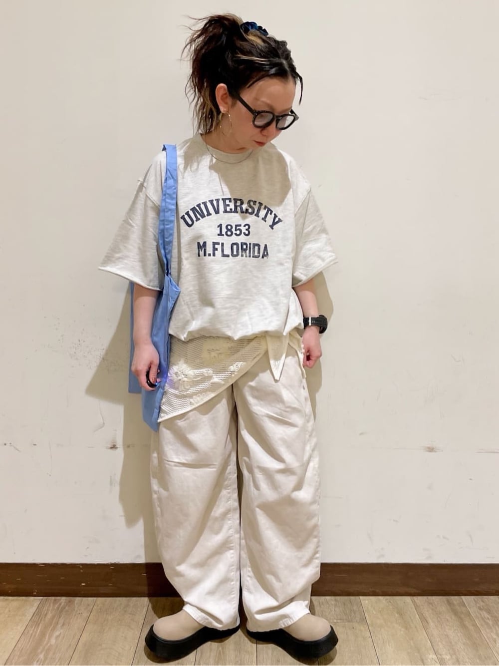 ホワイト系のTシャツ/カットソー、ホワイト系のその他パンツ、ブルー系のその他を着用したレディースの春コーディネートの1枚目の写真