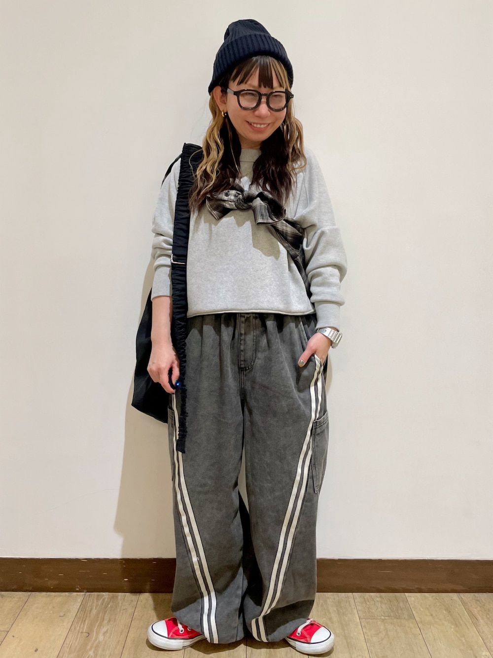 グレー系のニット/セーター、ブラック系のシャツ/ブラウス、ブラック系のその他パンツを着用したレディースの秋コーディネートの1枚目の写真