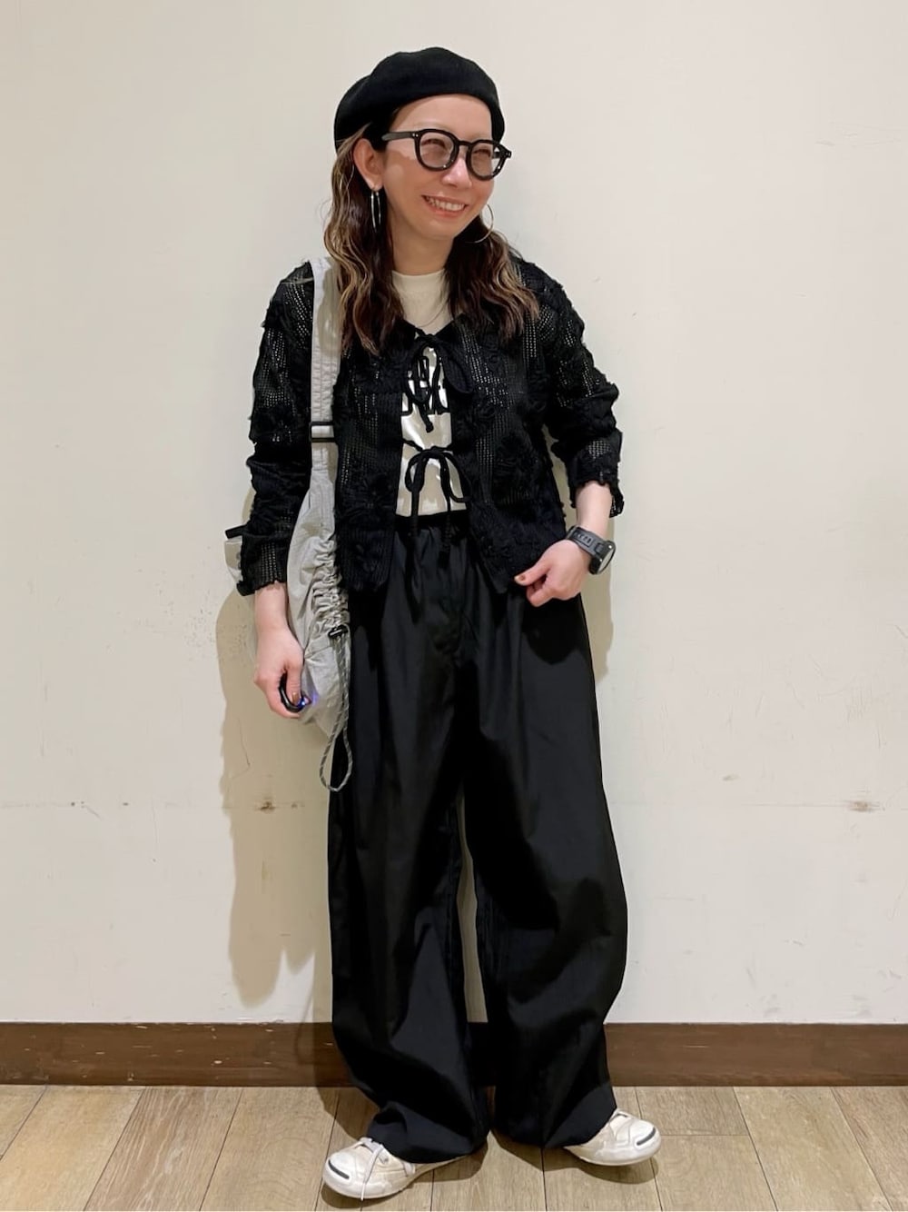 ホワイト系のTシャツ/カットソー、グレー系のショルダーバッグ、ブラック系のカーディガン/ボレロを着用したレディースの春コーディネートの1枚目の写真
