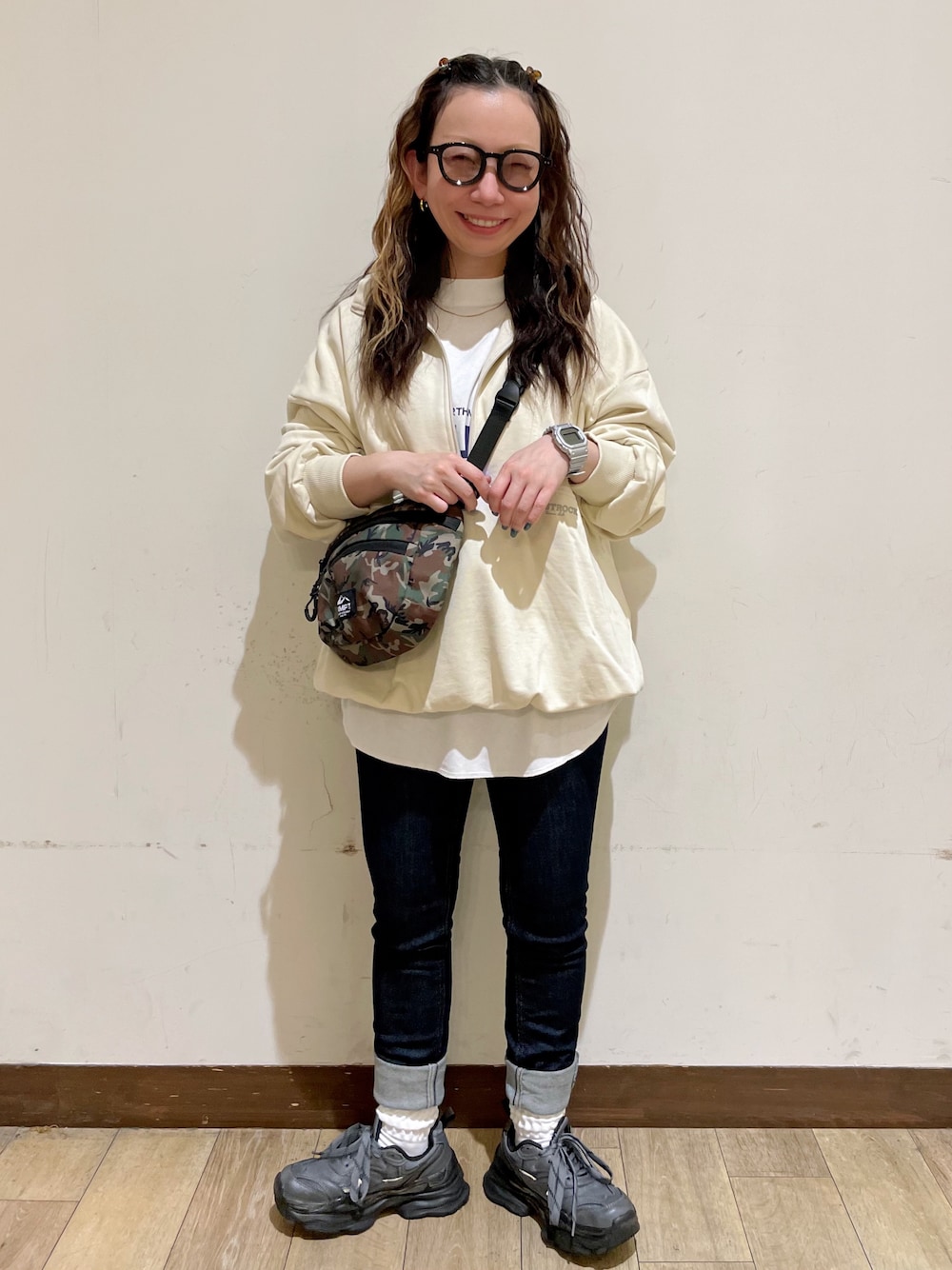 ベージュ系のスウェット、ホワイト系のTシャツ/カットソー、ブルー系のその他パンツを着用したレディースの秋コーディネートの1枚目の写真