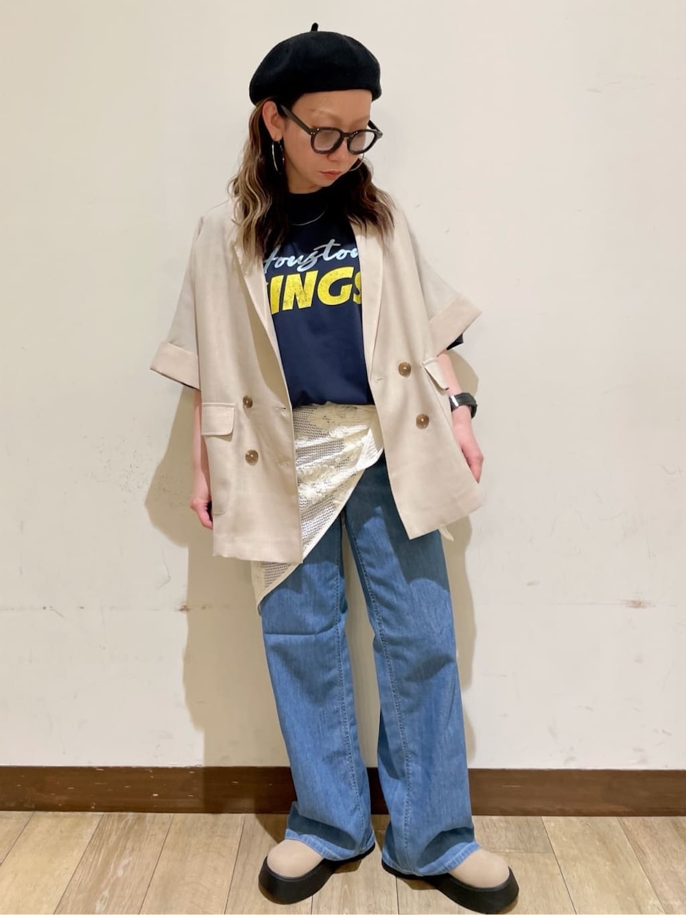 ブルー系のTシャツ/カットソー、ベージュ系のテーラードジャケット、ブルー系のデニムパンツを着用したレディースの春コーディネートの1枚目の写真