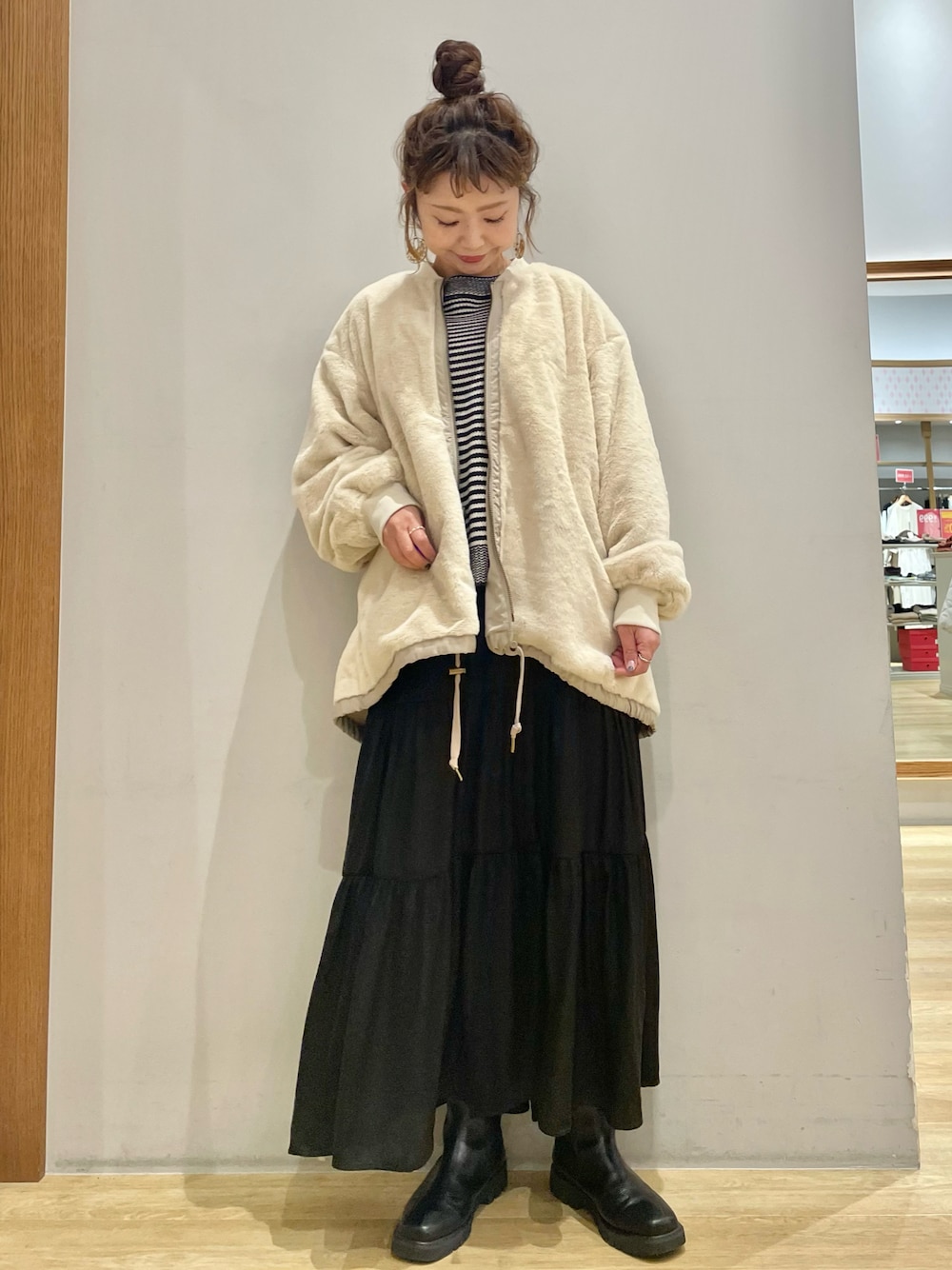 「earth music&ecology、アースミュージック＆エコロジー、クリスマスに着たい服、アウター、MA-1、リバーシブル、ボーダー、ティアードスカート、ブーツ、着回しコーデ、プチプラ、イオンモール新小松」｜「earth music&ecologyのリバーシブルMA-1*（MA-1、ベージュ系）」を使った、tomopuuさん（レディース・152cm）の冬コーディネートの1枚目の写真