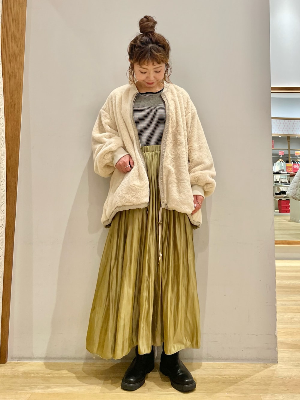 「earth music&ecology、アースミュージック＆エコロジー、クリスマスに着たい服、MA-1、リバーシブル、スカートスタイル、ボーダー、冬コーデ、ブーツ、アウター、ファー、プチプラ、イオンモール新小松」｜「earth music&ecologyのリバーシブルMA-1*（MA-1、ベージュ系）」を使った、tomopuuさん（レディース・152cm）の冬コーディネートの1枚目の写真