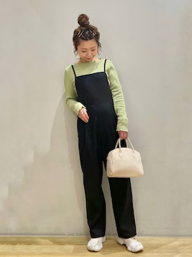 「earth music&ecology（アースミュージックアンドエコロジー）のアイテム（サロペット/オーバーオール、ブラック系）」を使った、tomopuuさん（レディース・154cm）の春コーディネート