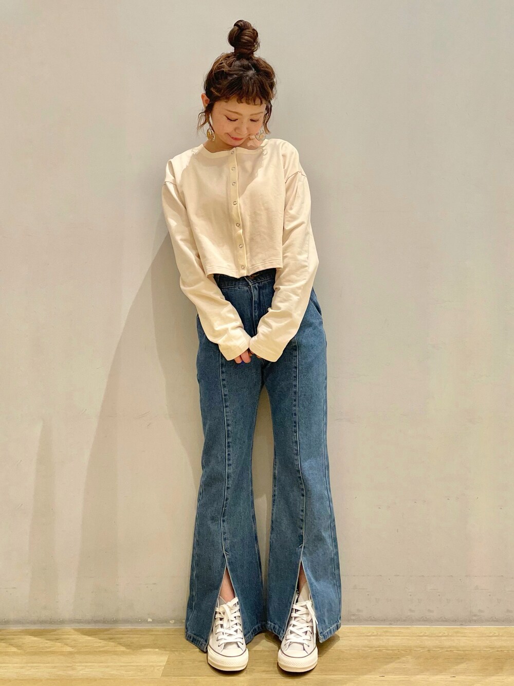 「earth music&ecology、アースミュージック＆エコロジー、SLURR、ショート丈トップス、デニム、ハイカットスニーカー、コンバース、オトナカジュアル、プチプラ、イオンモール新小松」｜「SLURRのリングドットボタンショート丈プルオーバー（カーディガン/ボレロ、ホワイト系）」を使った、tomopuuさん（レディース・154cm）の夏コーディネートの1枚目の写真