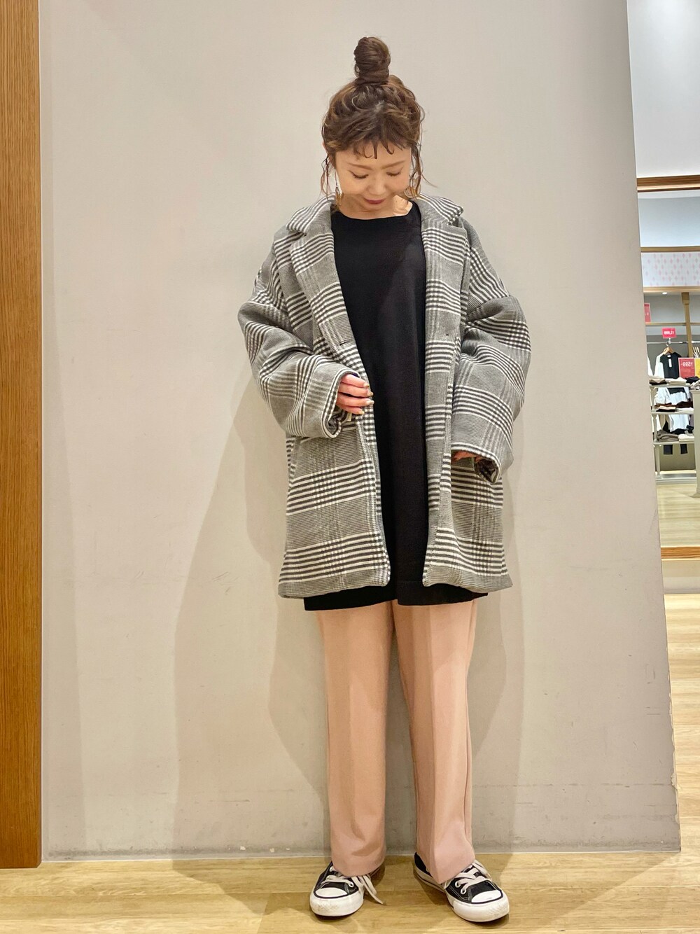 「earth music&ecology、アースミュージック＆エコロジー、ジャケット、チェック、ゆるコーデ、ワンピース、カラーパンツ、カジュアルコーデ、スニーカー、プチプラ、イオンモール新小松」｜「earth music&ecologyのチェックゆるジャケット（その他アウター、その他）」を使った、tomopuuさん（レディース・152cm）の秋コーディネートの1枚目の写真