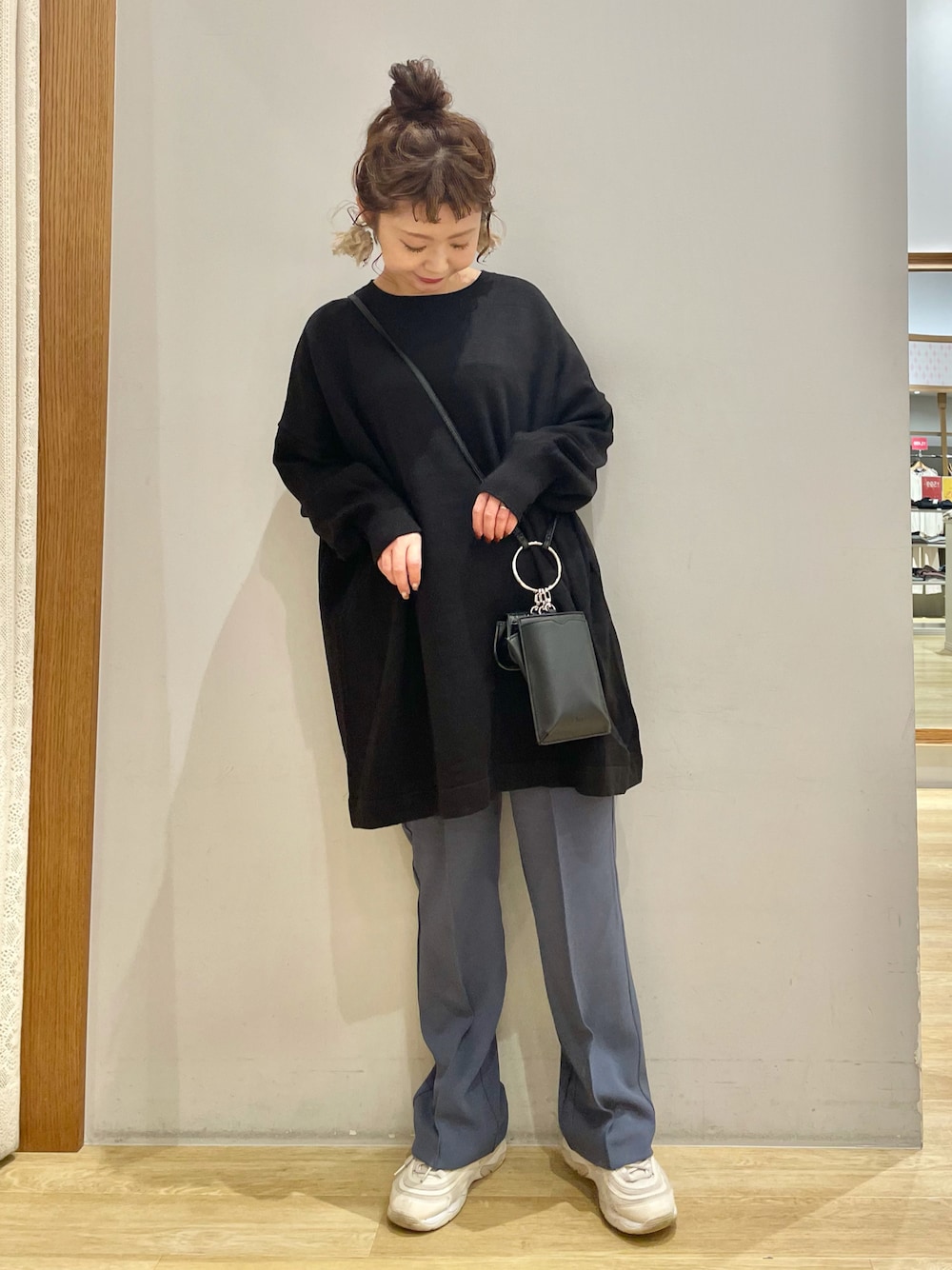 「wearhalloween2021、earth music&ecology、アースミュージック＆エコロジー、ビッグシルエット、ワンピース、ニットワンピース、カラーパンツ、スマホショルダー、ゆるコーデ、白スニーカー、今日のコーデ、プチプラ、イオンモール新小松」｜「earth music&ecologyのBIGシルエットニットワンピース＊（ワンピース、ブラック系）」を使った、tomopuuさん（レディース・152cm）の秋コーディネートの1枚目の写真