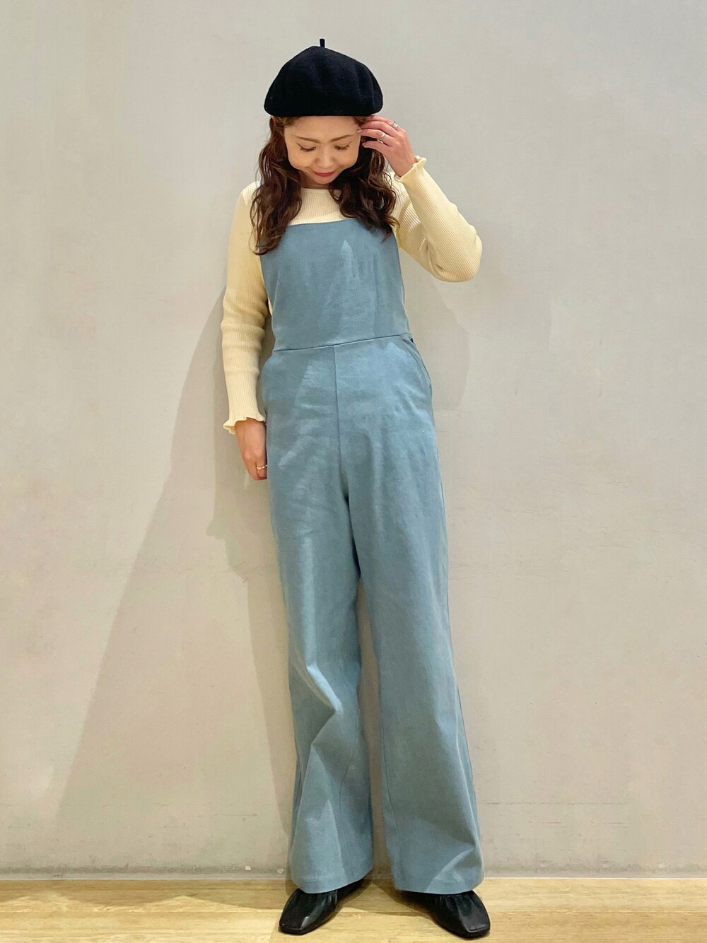 「earth music&ecology、アースミュージック＆エコロジー、SLURR、サロペット、ベレー帽、パンプス、春コーデ、ブルー、プチプラ、イオンモール新小松」｜「earth music&ecologyの【Special Price】リブボーダーニットプルオーバー（トップス、ブルー系）」を使った、tomopuuさん（レディース・152cm）の冬コーディネートの1枚目の写真