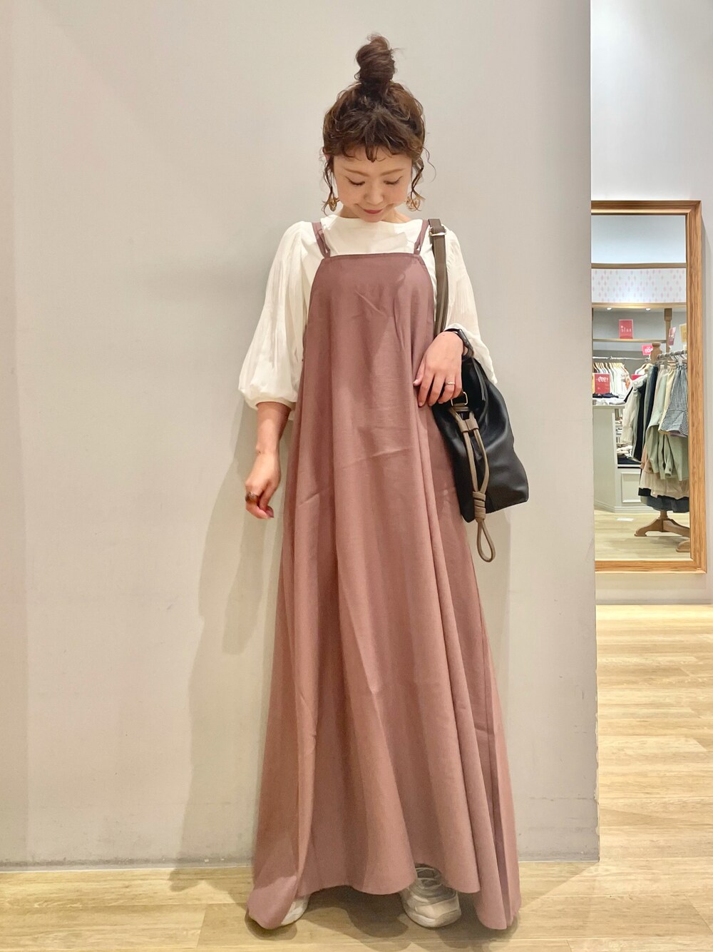 「earth music&ecology、アースミュージック＆エコロジー、ロングワンピース、キャミワンピ、秋トレンド2021、ボリューム袖、秋カラー、ダッドスニーカー、プチプラ、イオンモール新小松」｜「earth music&ecologyのマジョリカスリーブプルオーバー ＊（Tシャツ/カットソー、ホワイト系）」を使った、tomopuuさん（レディース・152cm）の秋コーディネートの1枚目の写真
