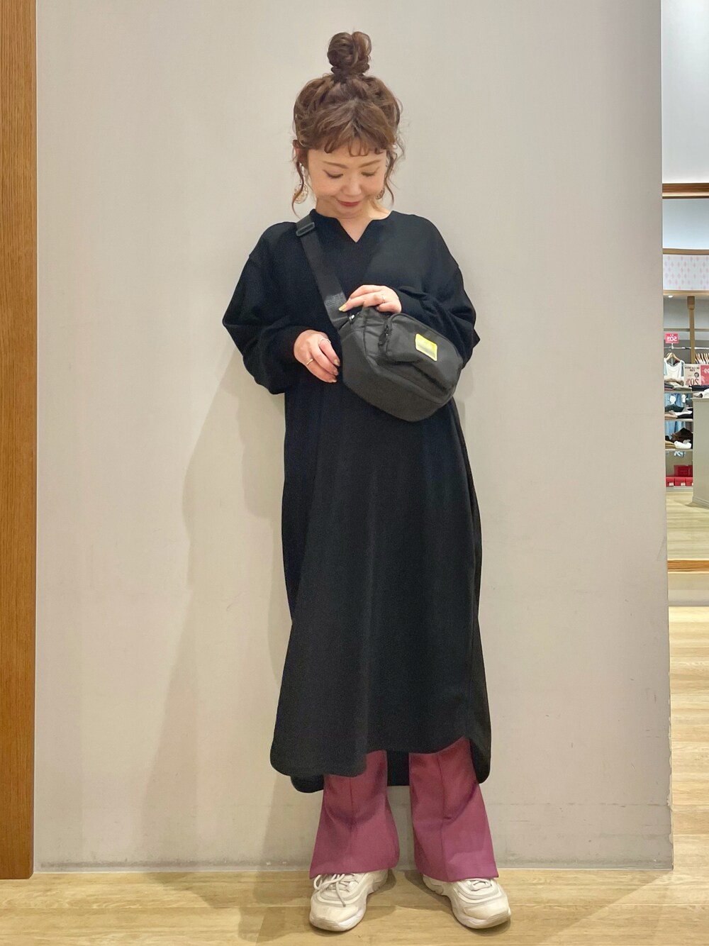 「earth music&ecology、アースミュージック＆エコロジー、ワンピース、キーネック、カラーパンツ、フレアパンツ、Anello、カジュアルコーデ、ゆるコーデ、プチプラ、イオンモール新小松」｜「earth music&ecologyのキーネックカットワンピース ＊（ワンピース、ブラック系）」を使った、tomopuuさん（レディース・152cm）の秋コーディネートの1枚目の写真