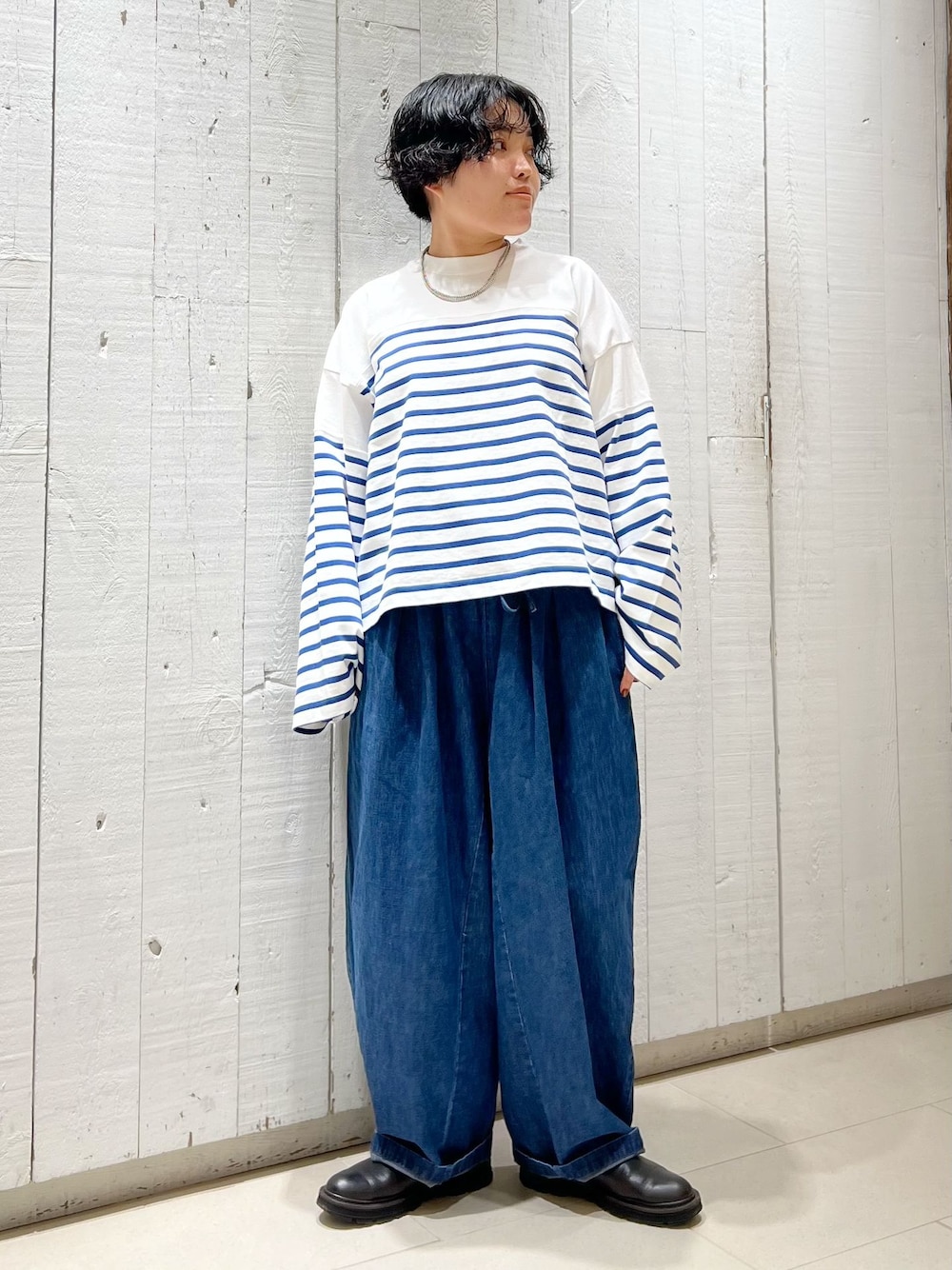 ブルー系のデニムパンツ、ブルー系のTシャツ/カットソーを着用したレディースの秋コーディネートの1枚目の写真
