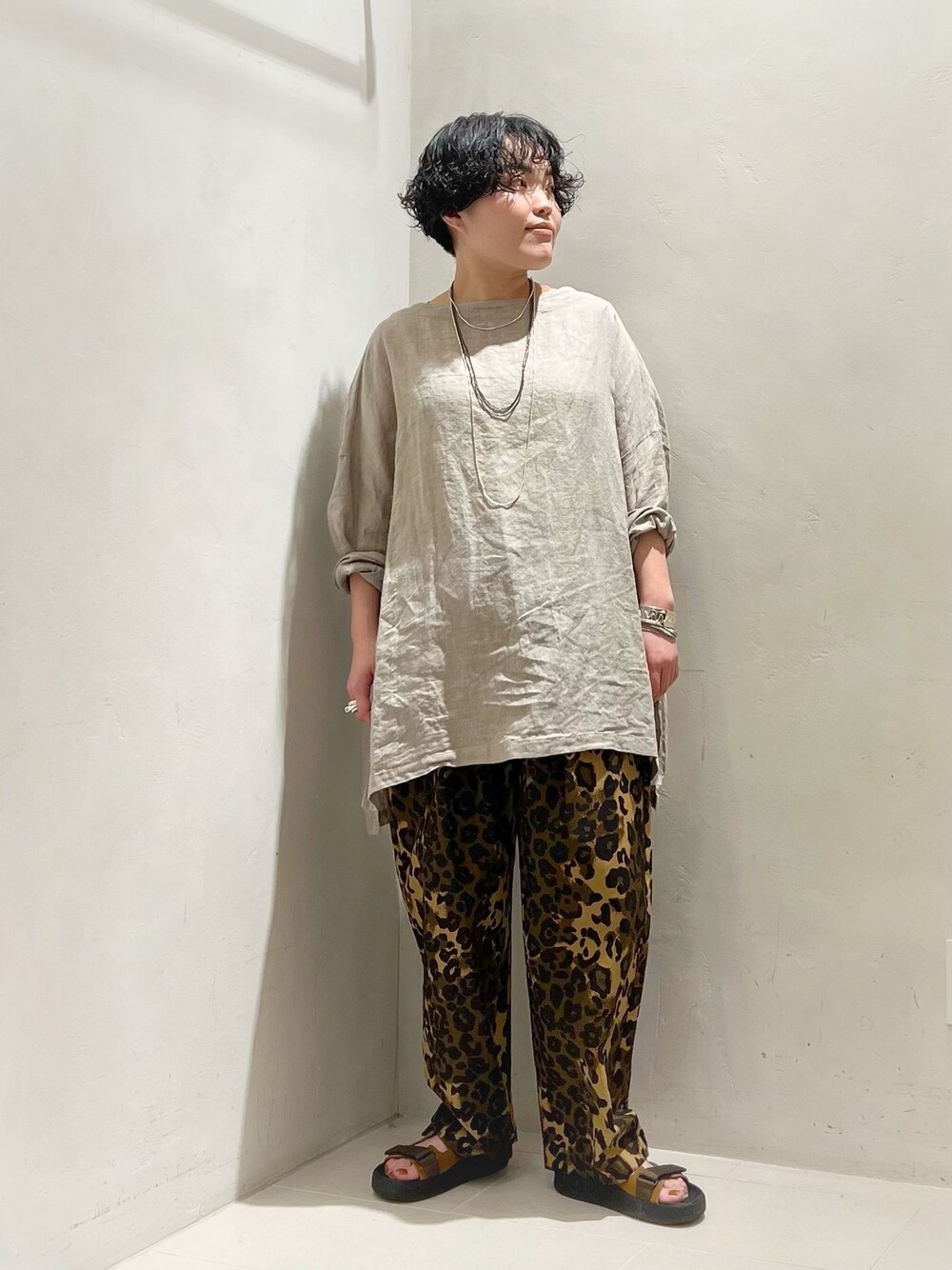 ブラウン系のその他パンツ、ベージュ系のシャツ/ブラウスを着用したレディースの春コーディネートの1枚目の写真