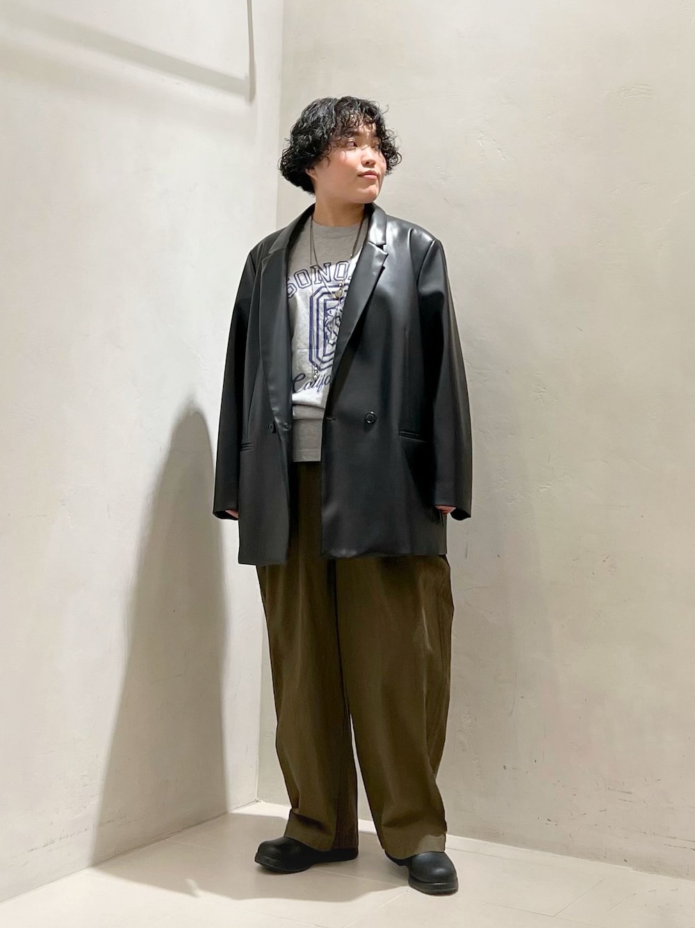 グリーン系のその他パンツ、グレー系のTシャツ/カットソーを着用したレディースの春コーディネートの1枚目の写真