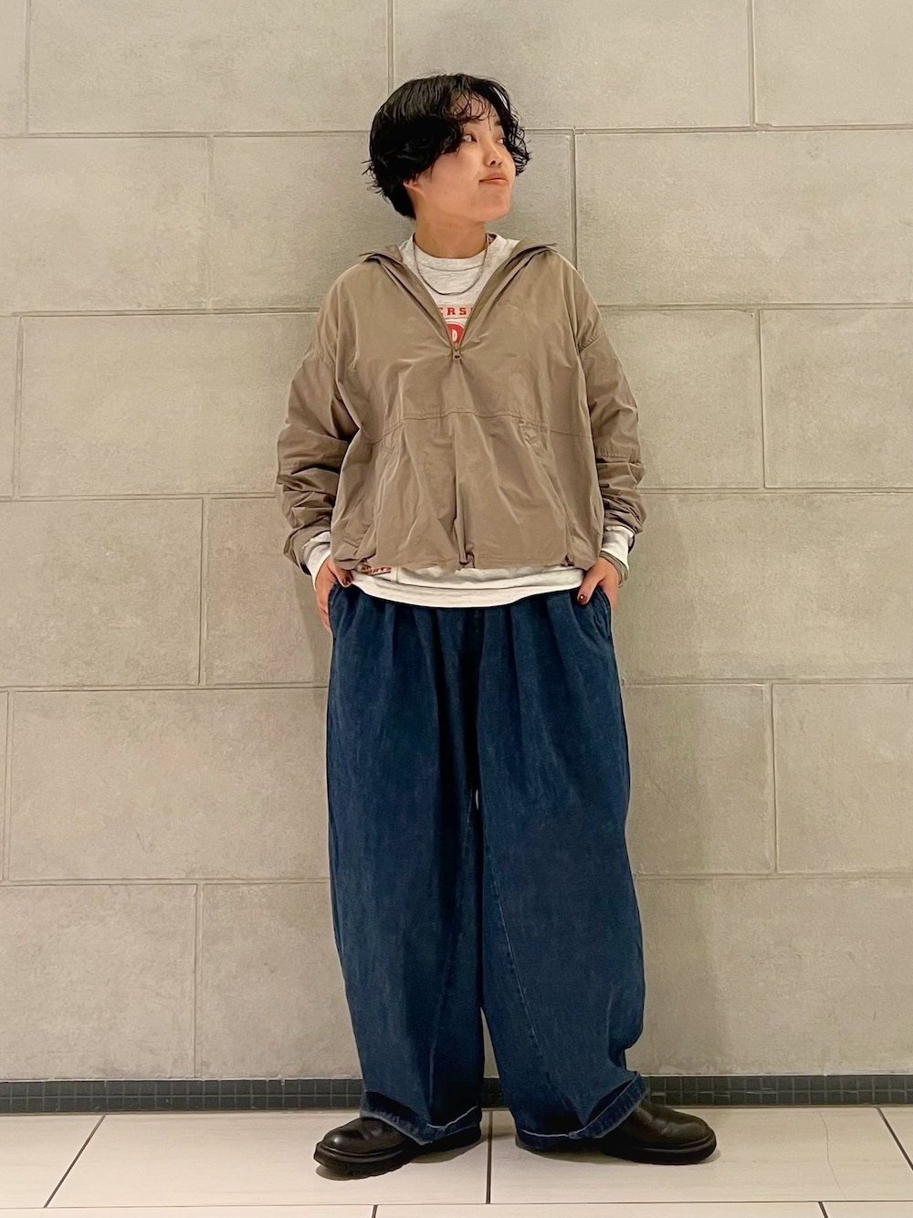 ベージュ系のその他アウター、ブルー系のデニムパンツを着用したレディースの秋コーディネートの1枚目の写真