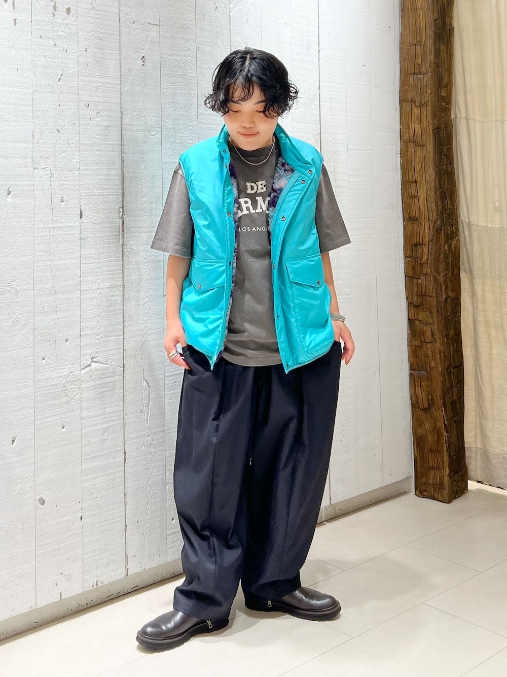ブラック系のその他パンツを着用したレディースの夏コーディネートの1枚目の写真