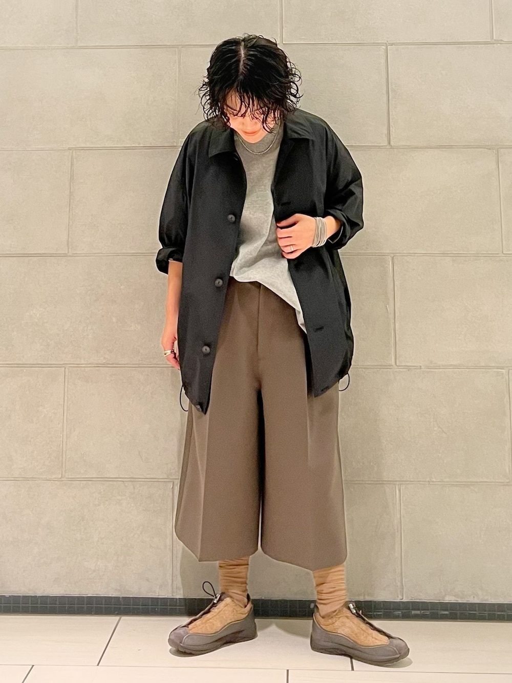 ブラック系のその他アウター、グレー系のTシャツ/カットソーを着用したレディースの秋コーディネートの1枚目の写真