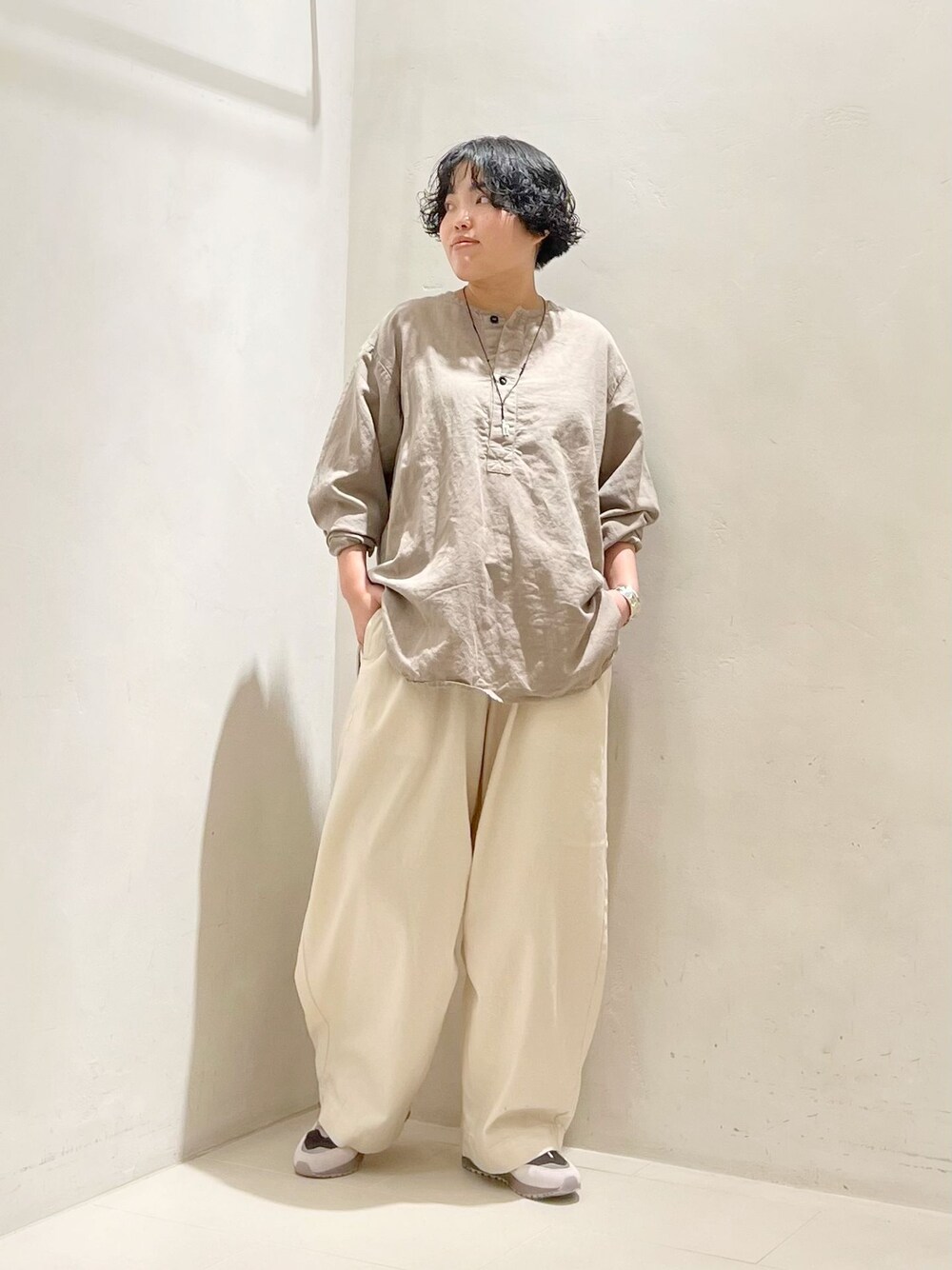 ベージュ系のシャツ/ブラウスを着用したレディースの春コーディネートの1枚目の写真