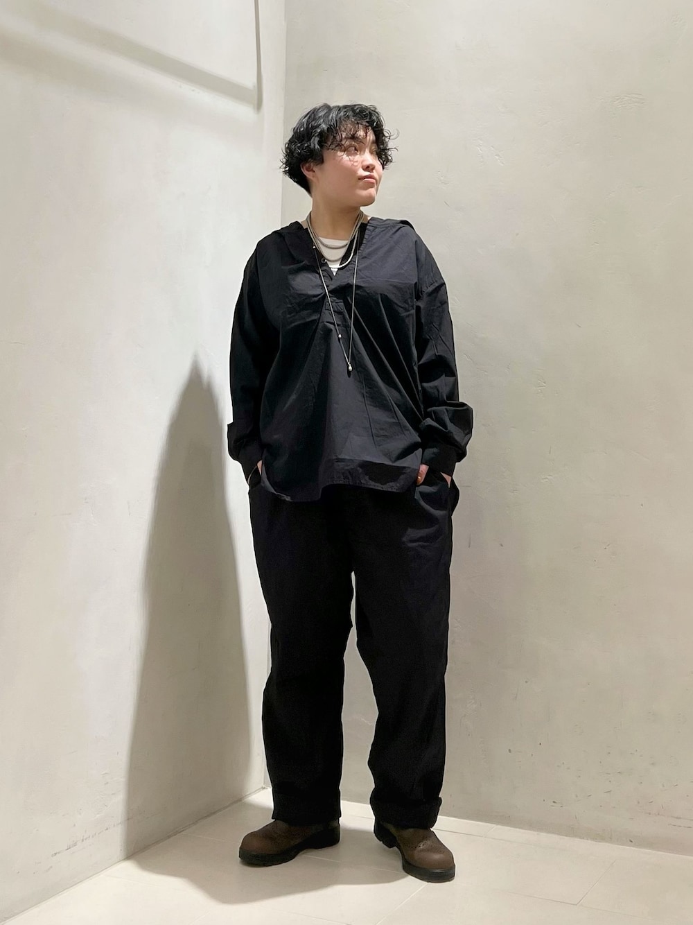 ブラック系のその他パンツ、ブラック系のシャツ/ブラウス、ホワイト系のTシャツ/カットソーを着用したレディースの春コーディネートの1枚目の写真