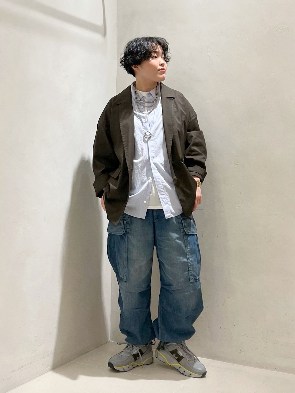 ブラウン系のテーラードジャケット、ブルー系のシャツ/ブラウス、ホワイト系のTシャツ/カットソーを着用したレディースの春コーディネートの1枚目の写真