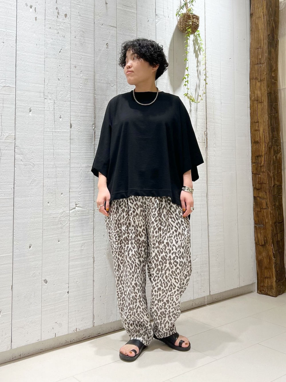 ブラウン系のその他パンツ、ブラック系のTシャツ/カットソーを着用したレディースの春コーディネートの1枚目の写真