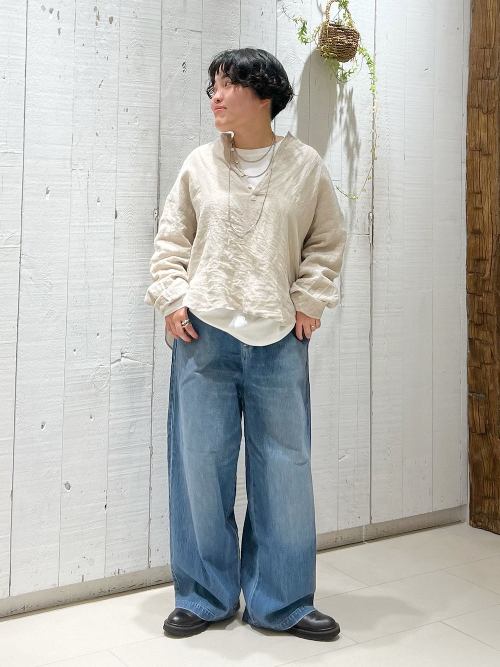 ブルー系のデニムパンツ、ホワイト系のシャツ/ブラウス、ホワイト系のTシャツ/カットソーを着用したレディースの夏コーディネートの1枚目の写真