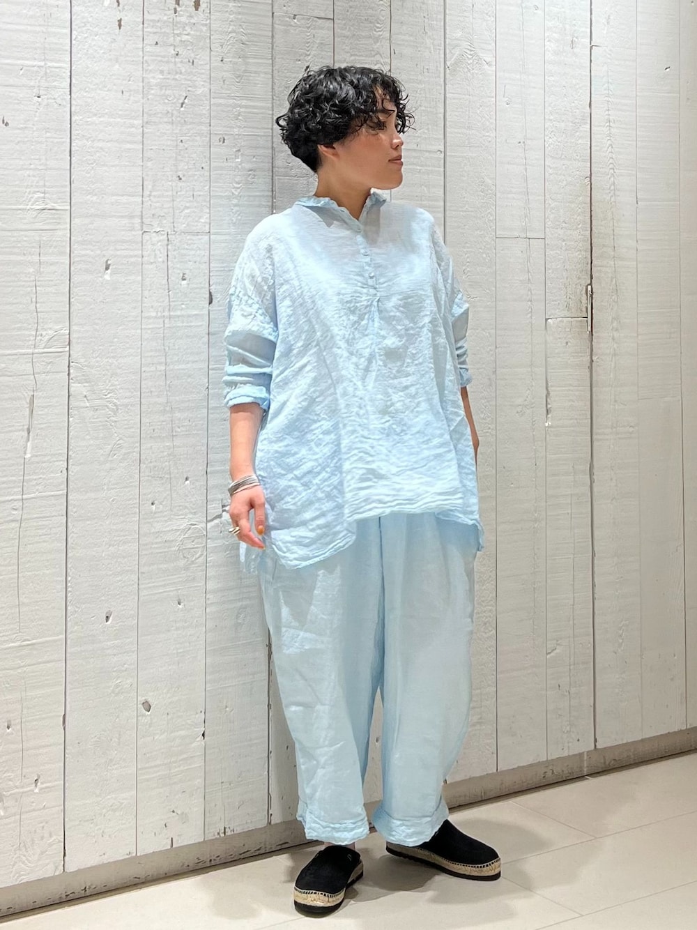ホワイト系のTシャツ/カットソーを着用したレディースの夏コーディネートの1枚目の写真