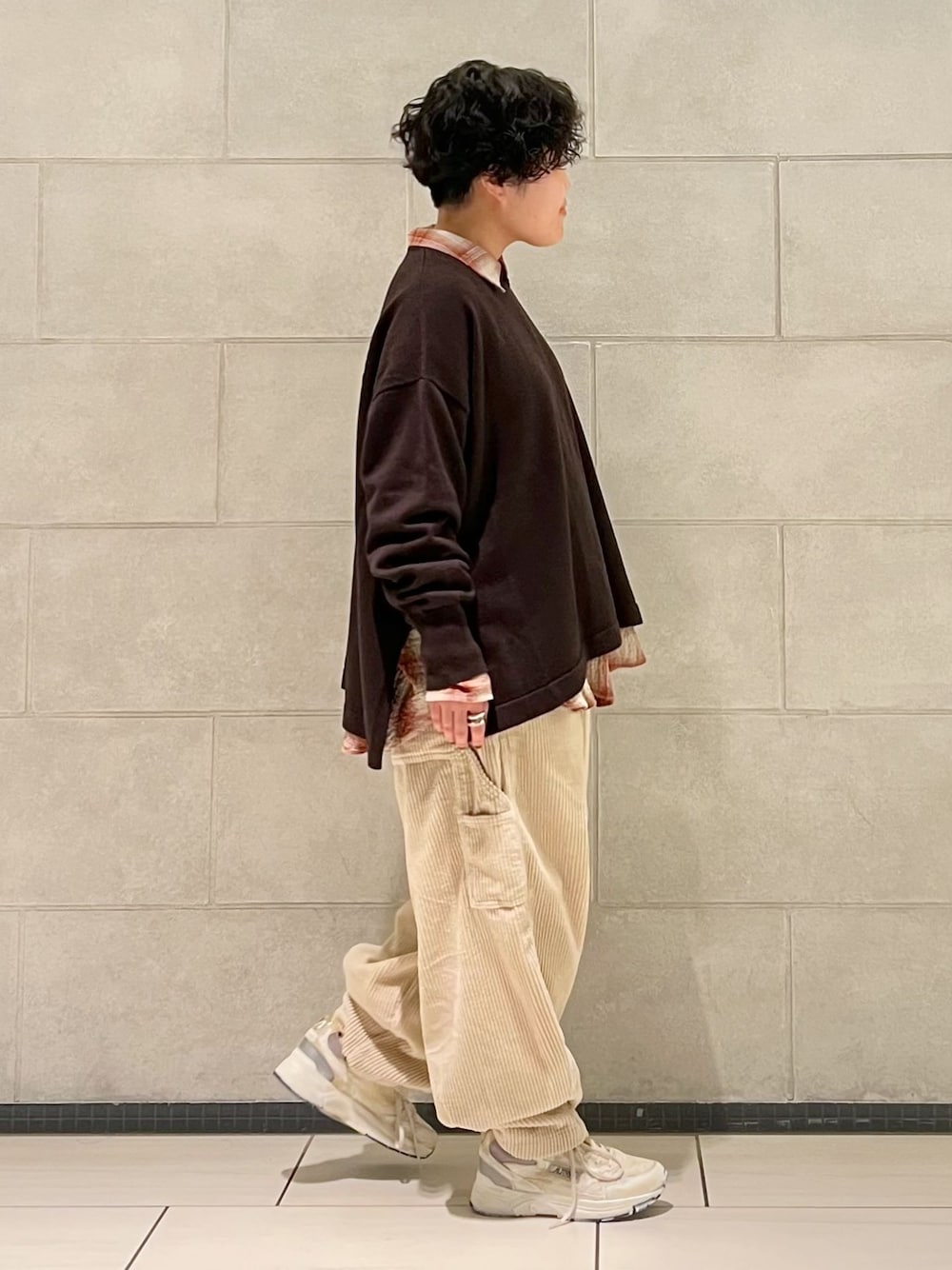 ホワイト系のその他パンツ、ベージュ系のシャツ/ブラウスを着用したレディースの秋コーディネートの1枚目の写真