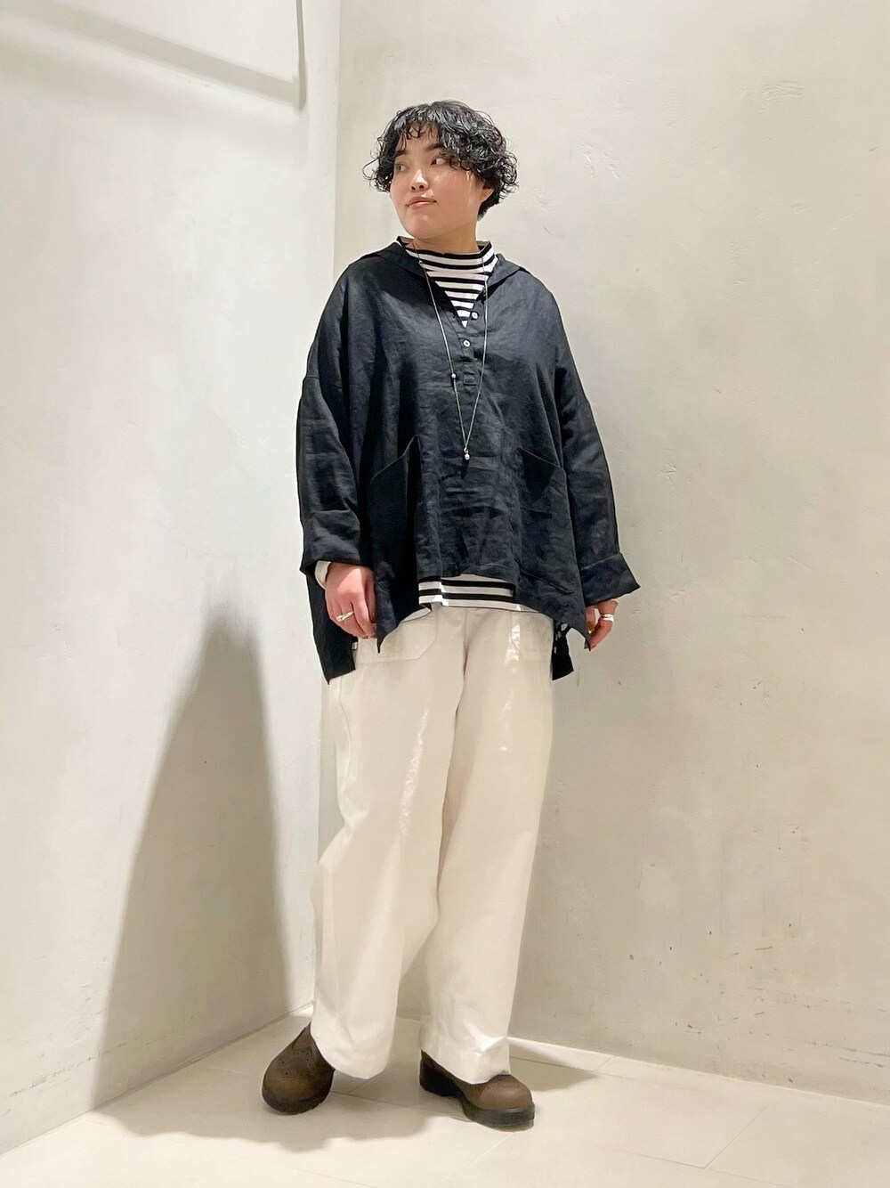 ホワイト系のその他パンツ、ブラック系のシャツ/ブラウス、ブラック系のTシャツ/カットソーを着用したレディースの春コーディネートの1枚目の写真