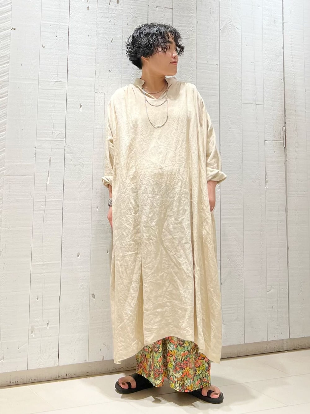 グリーン系のその他パンツ、ベージュ系のワンピース、ホワイト系のTシャツ/カットソーを着用したレディースの夏コーディネートの1枚目の写真
