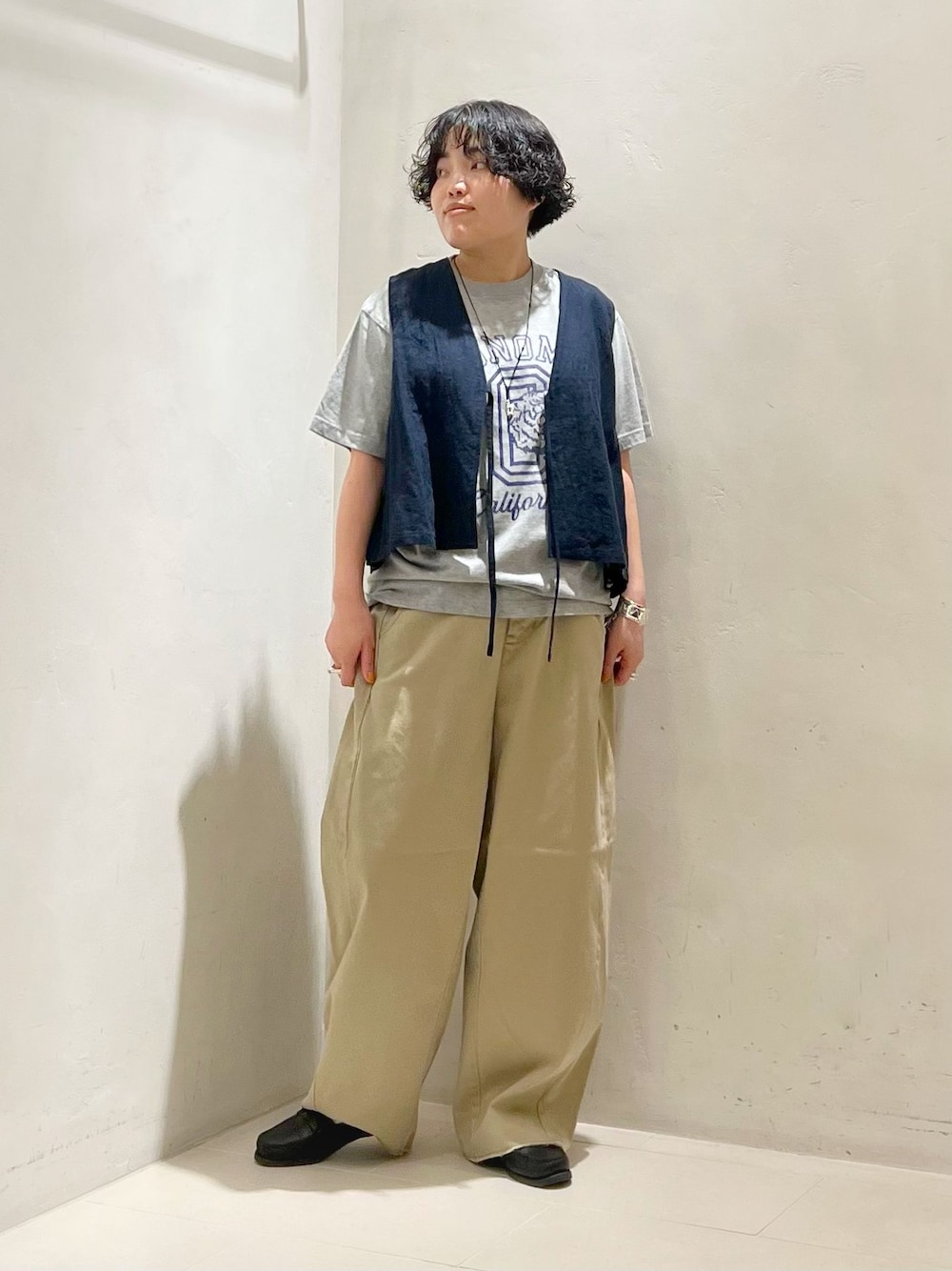ブルー系のその他アウター、ベージュ系のチノパンツ、グレー系のTシャツ/カットソーを着用したレディースの春コーディネートの1枚目の写真