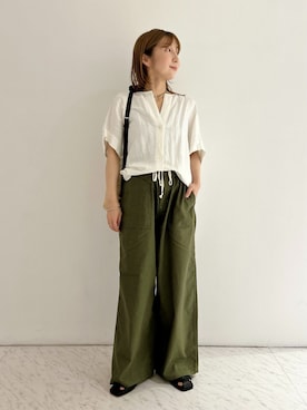 「JOURNAL STANDARD（ジャーナルスタンダード）のコットンリネン EASY Utility パンツ（その他パンツ、グリーン系）」を使った、AKAMINEさん（レディース・155cm）の夏コーディネート