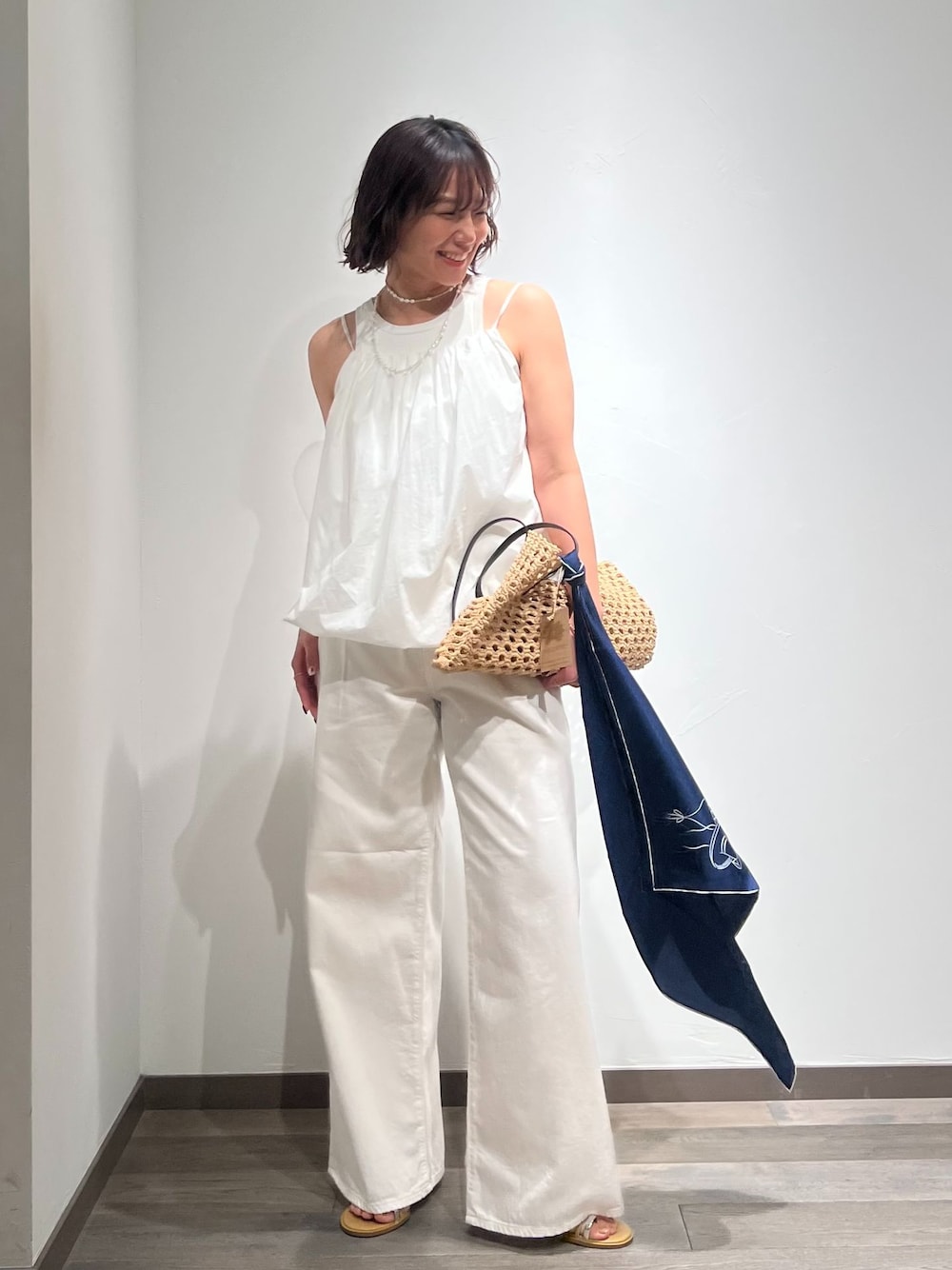 ホワイト系のデニムパンツ、ホワイト系のシャツ/ブラウス、ベージュ系のトートバッグを着用したレディースの春コーディネートの1枚目の写真