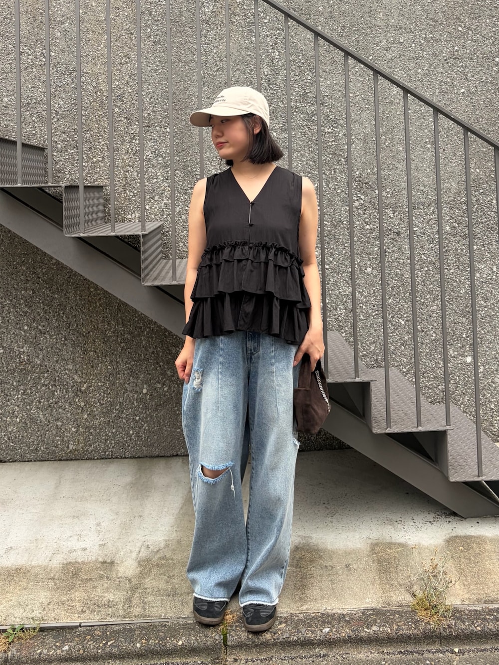 ブラック系のシャツ/ブラウス、ブルー系のデニムパンツ、ブラック系のスニーカーを着用したレディースの夏コーディネートの1枚目の写真