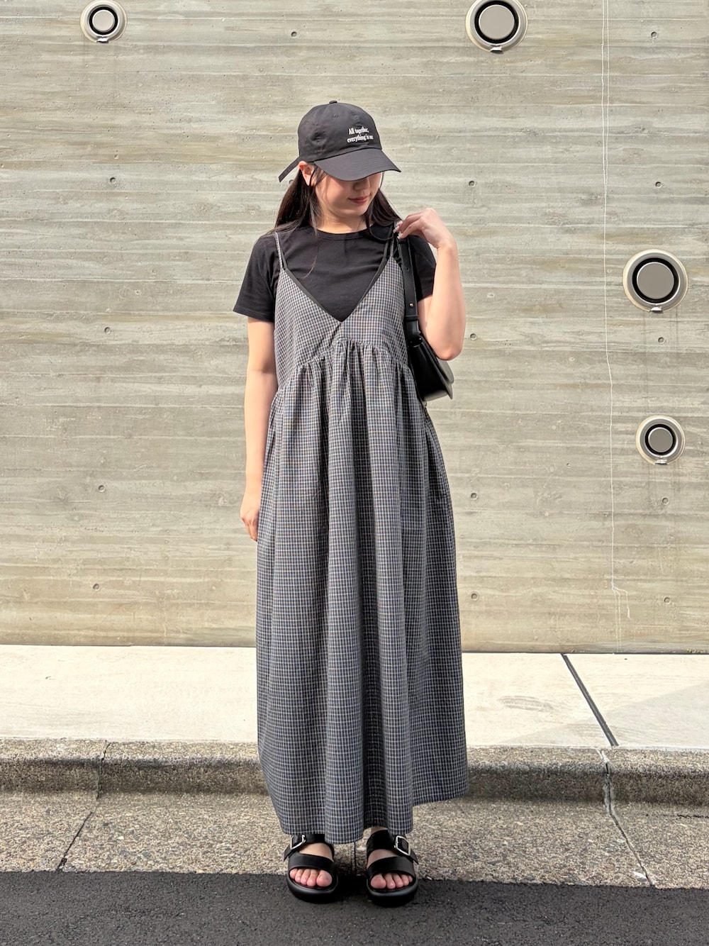 ブラック系のワンピース、ブラック系のサンダル、ブラック系のTシャツ/カットソーを着用したレディースの夏コーディネートの1枚目の写真