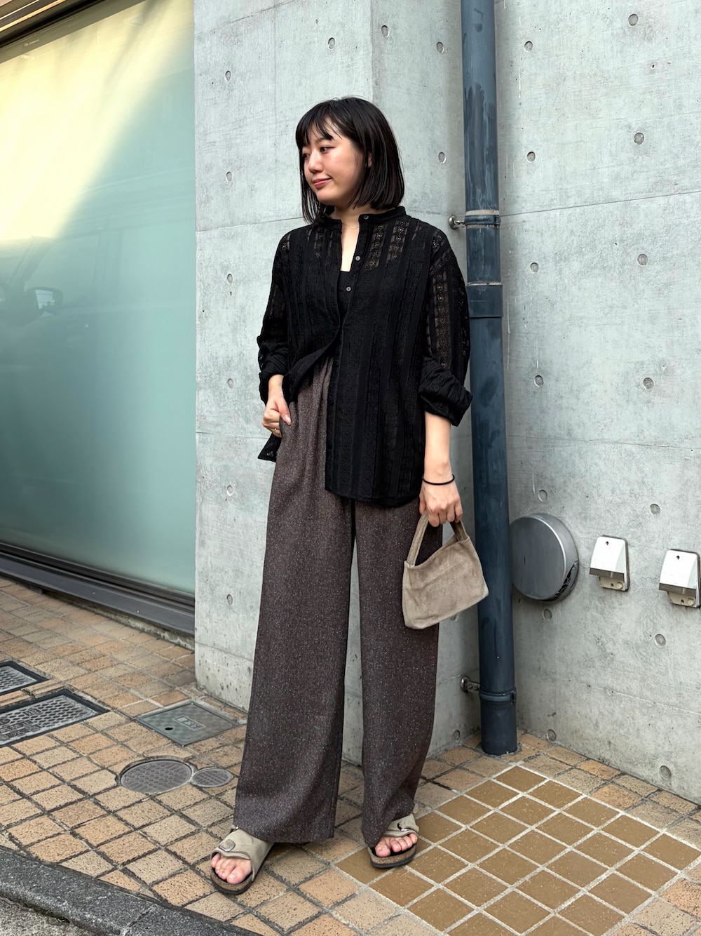 ブラック系のシャツ/ブラウス、ブラウン系のその他パンツ、ベージュ系のサンダルを着用したレディースの夏コーディネートの1枚目の写真