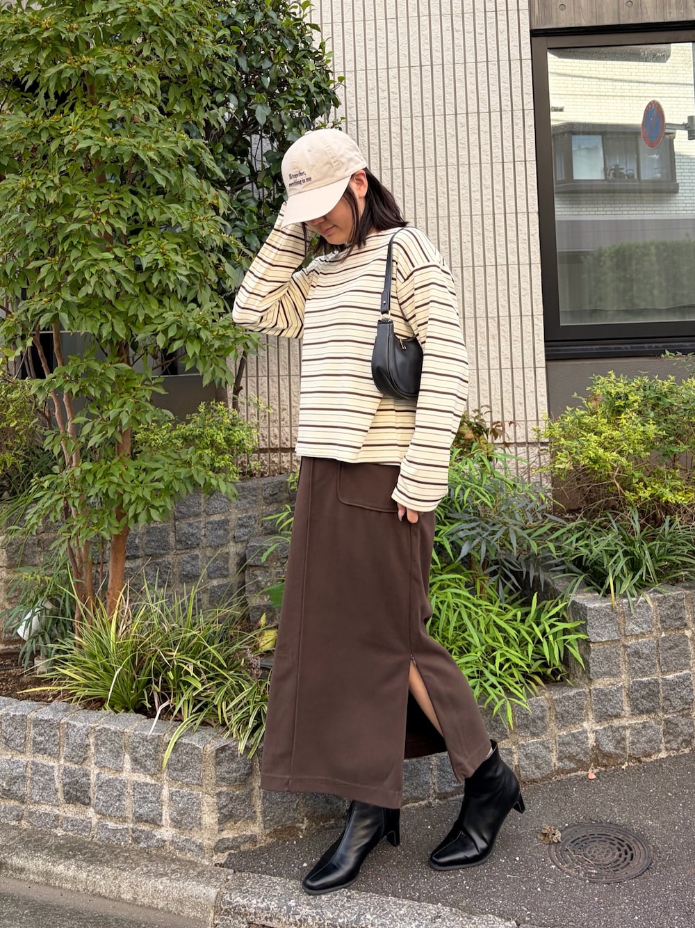 ホワイト系のTシャツ/カットソー、ベージュ系のキャップを着用したレディースの秋コーディネートの1枚目の写真
