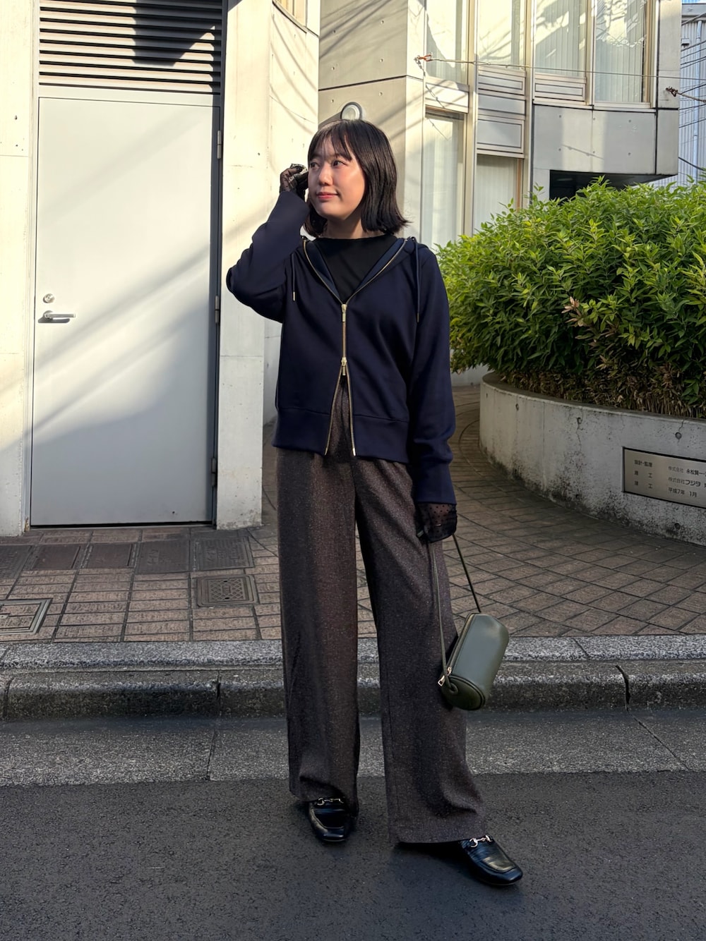 ブラウン系のその他パンツ、ブルー系のパーカー、ブラック系のTシャツ/カットソーを着用したレディースの秋コーディネートの1枚目の写真