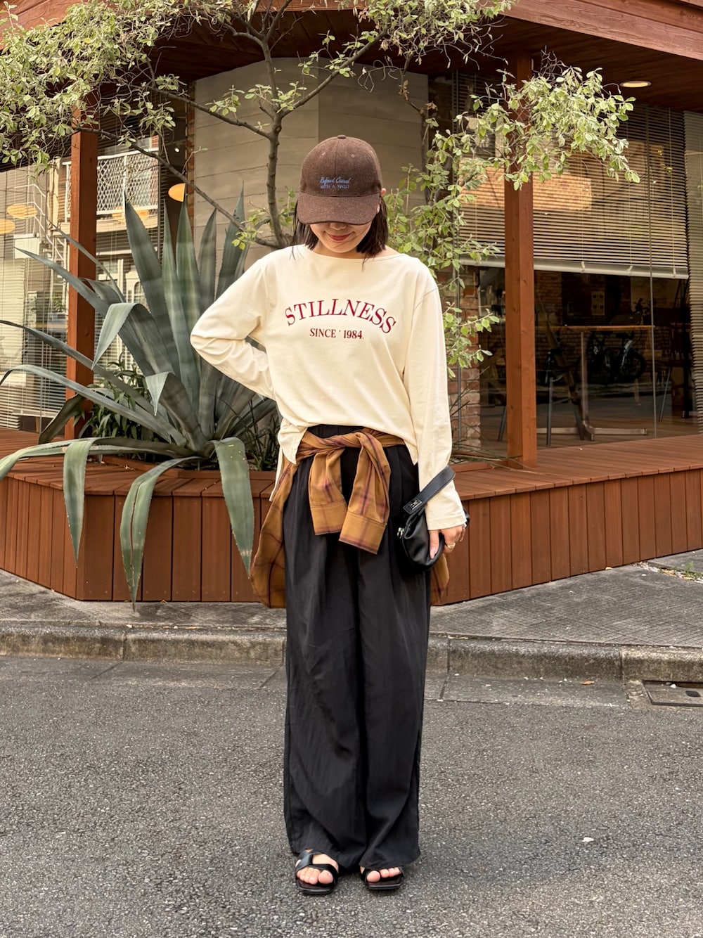 ホワイト系のTシャツ/カットソー、ベージュ系のシャツ/ブラウス、ブラック系のその他パンツを着用したレディースの夏コーディネートの1枚目の写真