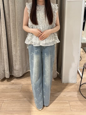 「MISCH MASCH（ミッシュマッシュ）の2026春夏新作 小花柄シャーリングノースリブラウス（シャツ/ブラウス、ホワイト系）」を使った、アミュプラザ小倉店さん（レディース・152cm）の春コーディネート