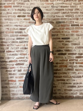 「THE SHOP TK （ザ ショップ ティーケー ）の【ひんやり/汗じみ防止】ツイストアクセントトップス（Tシャツ/カットソー、ホワイト系）」を使った、しばさん（レディース・168cm）の夏コーディネート