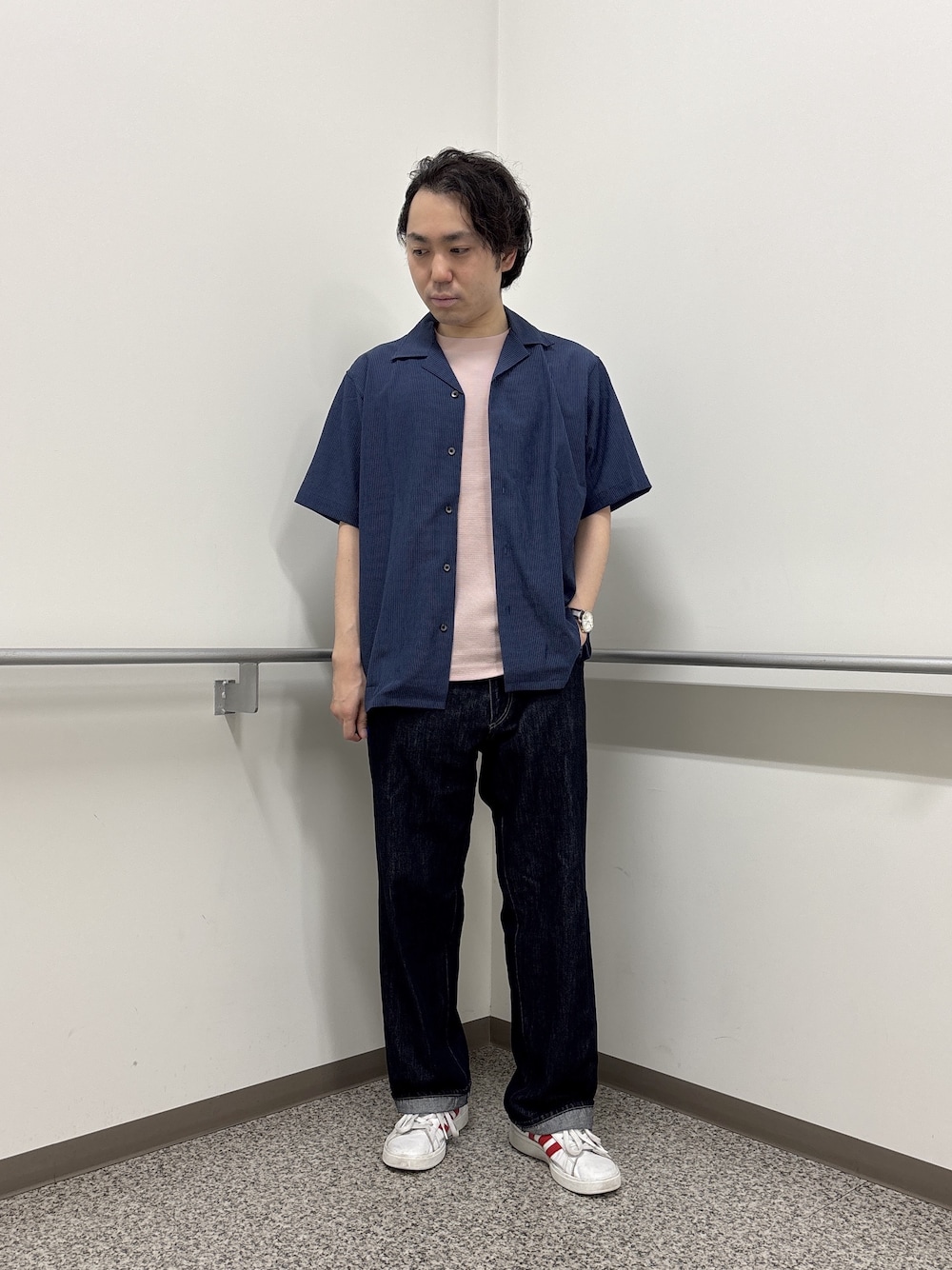 ブルー系のシャツ/ブラウス、ピンク系のTシャツ/カットソー、ブルー系のデニムパンツを着用したメンズの夏コーディネートの1枚目の写真