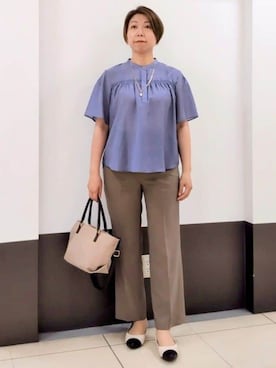 「Reflect（リフレクト）の【選べる5色◎／マシンウォッシュ可】シャーリングデザインブラウス（シャツ/ブラウス、ブルー系）」を使った、じゅりさん（レディース・163cm）の夏コーディネート